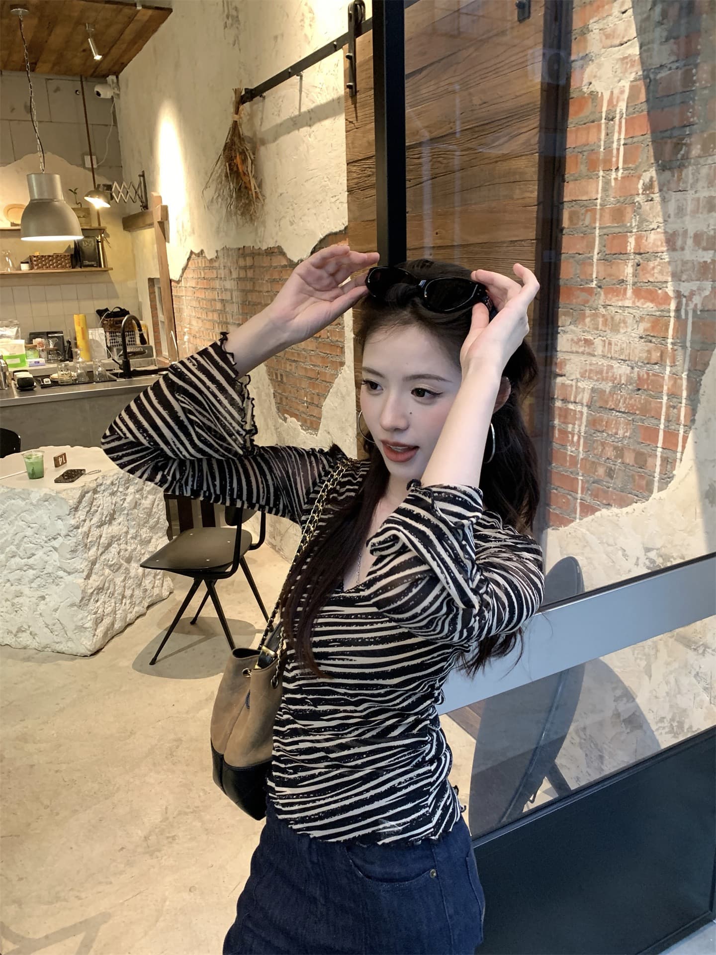 실사 정가 새로운 긴팔 몸매 가꾸기 얼룩말 스트라이프 V넥 티셔츠 레트로 디자인 센스 기본 셔츠 맨위 상세 이미지 9