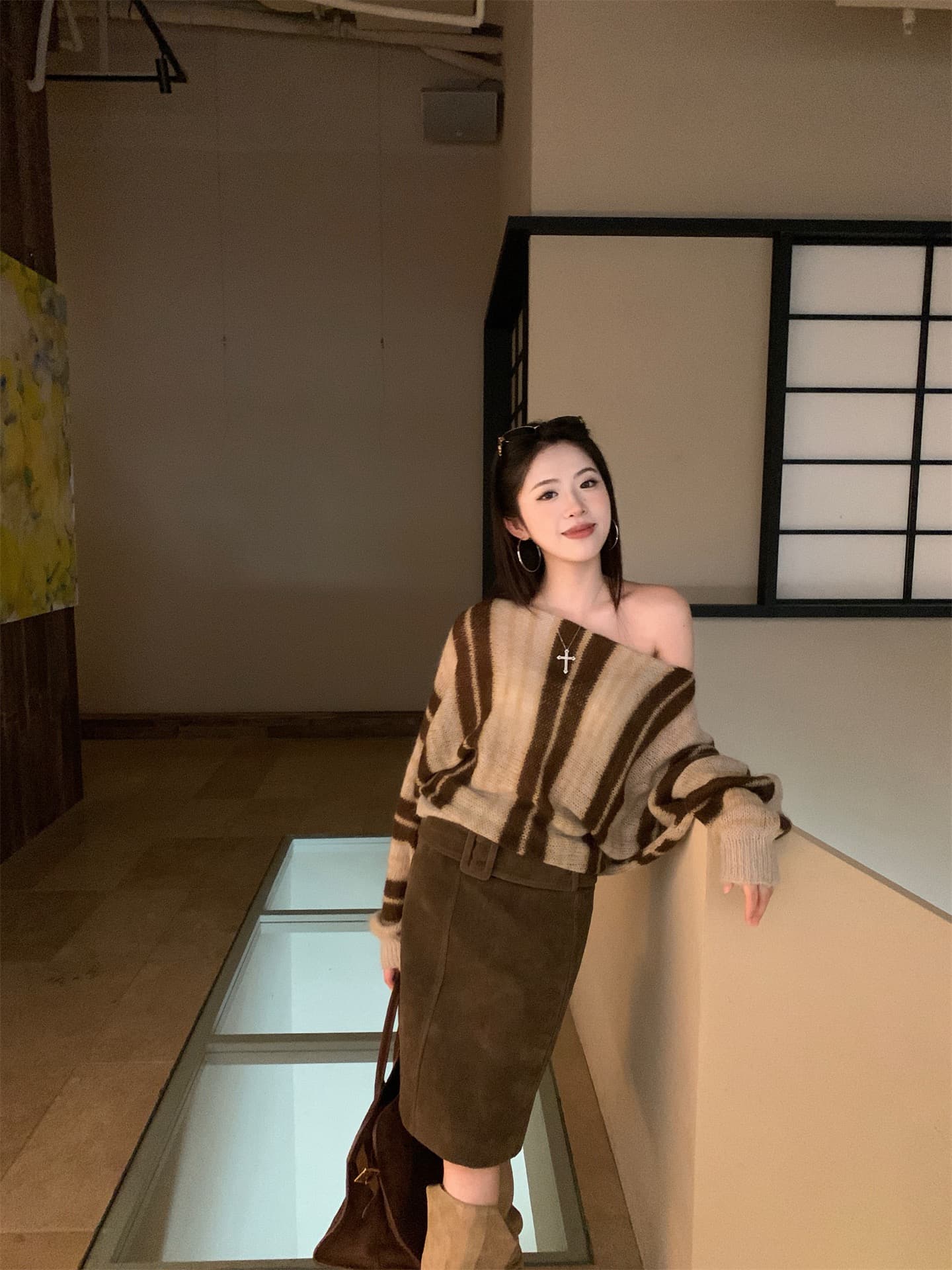 실사 정가 새로운 작은 대중 아니요 명중 섹션 비스듬한 어깨 스트라이프 긴팔 니트 스웨터 레트로 다용도 스웨이드 반 스커트 상세 이미지 1