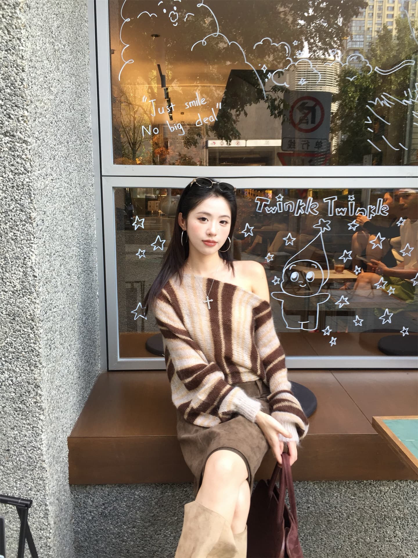 실사 정가 새로운 작은 대중 아니요 명중 섹션 비스듬한 어깨 스트라이프 긴팔 니트 스웨터 레트로 다용도 스웨이드 반 스커트 상세 이미지 4