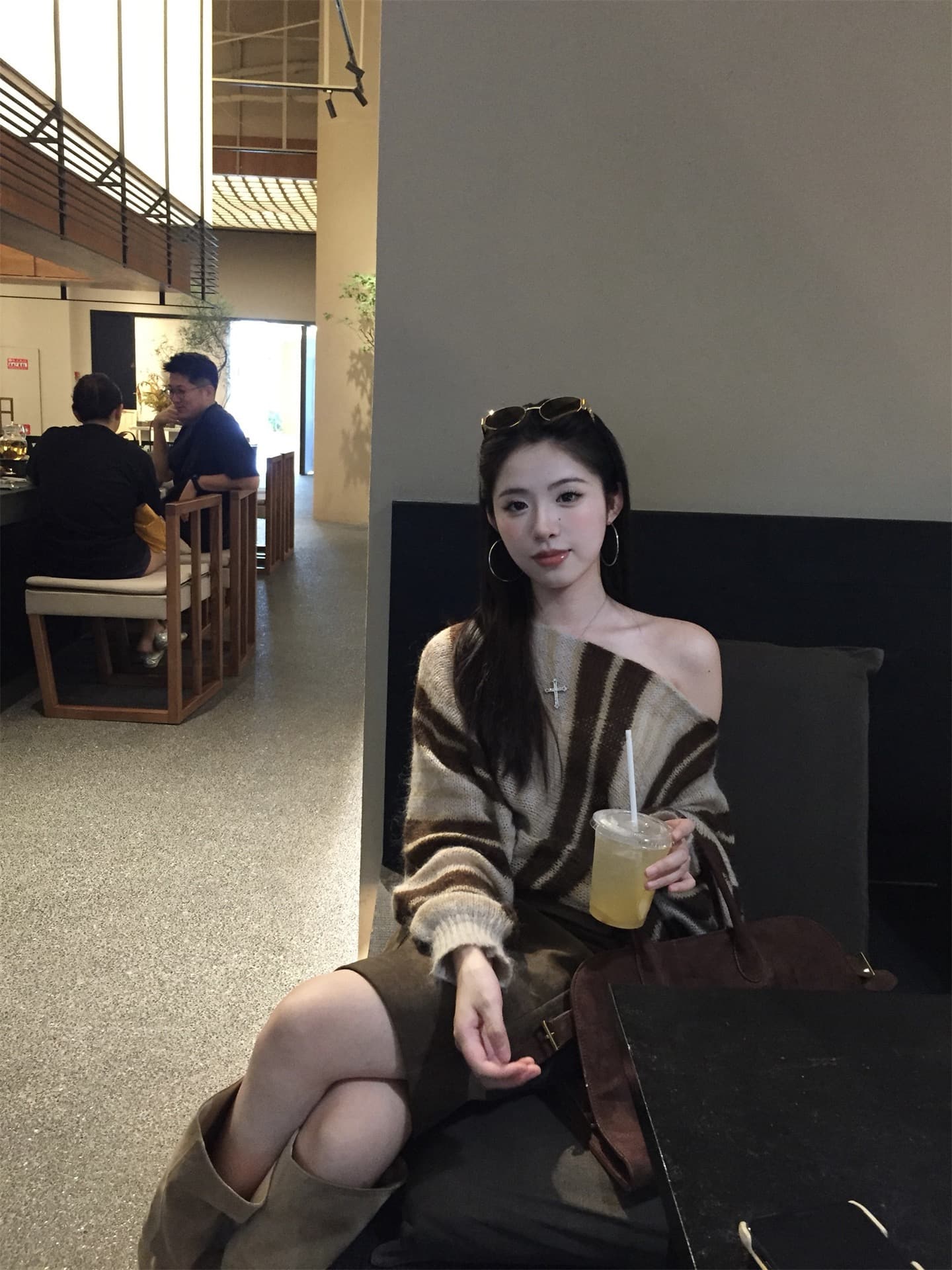 실사 정가 새로운 작은 대중 아니요 명중 섹션 비스듬한 어깨 스트라이프 긴팔 니트 스웨터 레트로 다용도 스웨이드 반 스커트 상세 이미지 10