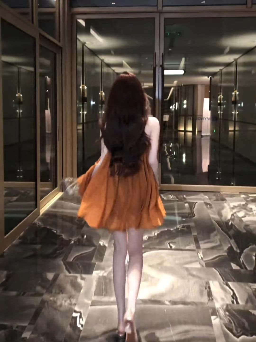 프랑스식 레트로 민소매 슬립 여성 드레스 2026 여름 새로운 V넥 주름 몸매 가꾸기 슬림해 보이는 품격 미니 스커트 상세 이미지 1