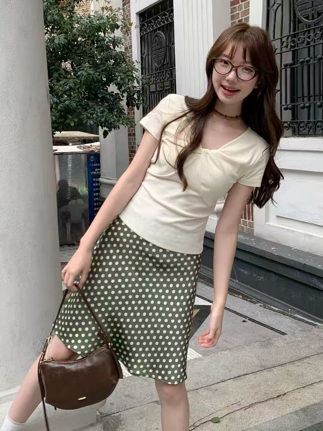 일곱 일곱 깃털 작은 대중 비틀림 디자인 센스 베이지 색 V넥 몸매 가꾸기 반팔 t 소매 여성 긍정적 인 어깨 슬림해 보이는 쇼트 스타일 맨위 이미지 2