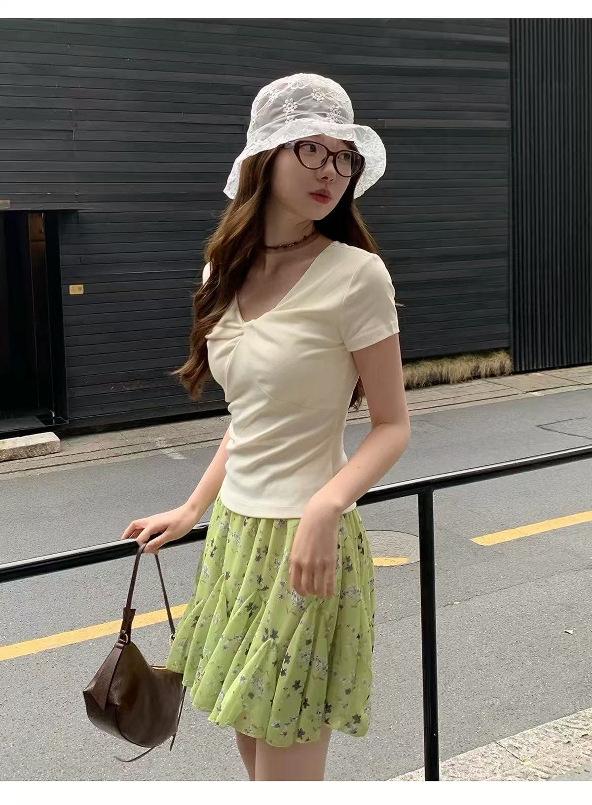 일곱 일곱 깃털 작은 대중 비틀림 디자인 센스 베이지 색 V넥 몸매 가꾸기 반팔 t 소매 여성 긍정적 인 어깨 슬림해 보이는 쇼트 스타일 맨위 이미지 4