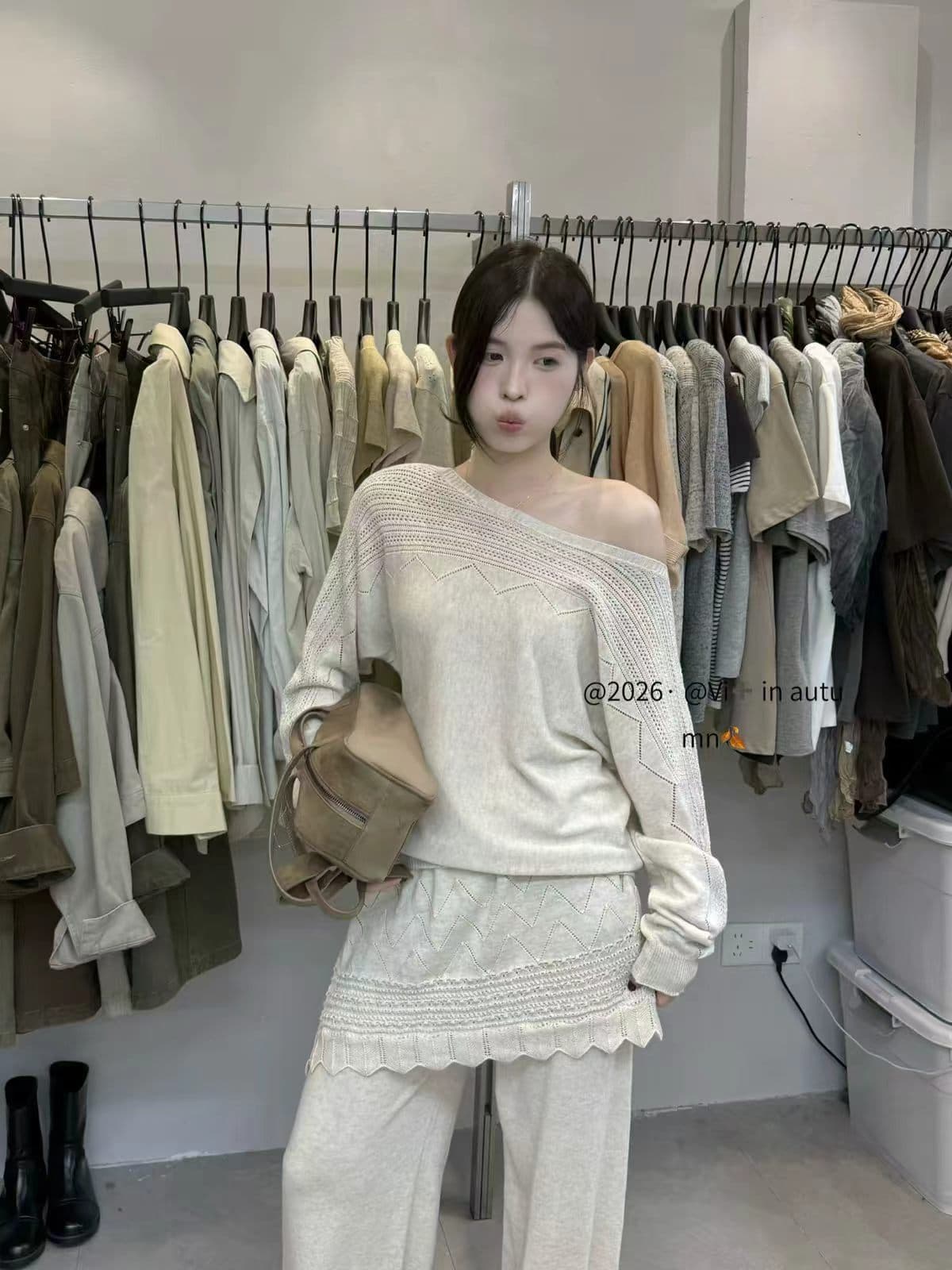 2026 가을 한 부서 홀로우 아웃 디자인 센스 니트 스웨터 맨위 가을 새로운 방귀 커튼 와이드 레그 팬츠 세트 상세 이미지 1