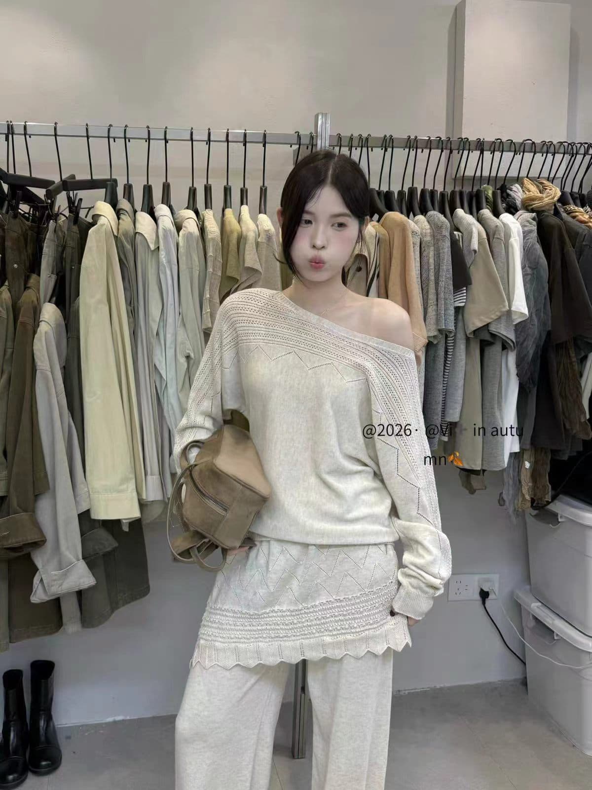 2026 가을 한 부서 홀로우 아웃 디자인 센스 니트 스웨터 맨위 가을 새로운 방귀 커튼 와이드 레그 팬츠 세트 상세 이미지 5