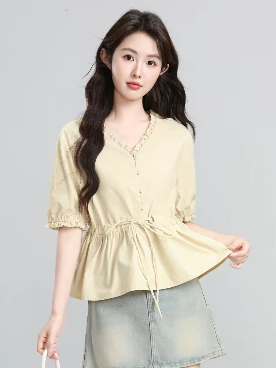 프랑스식 황색 V넥 반팔 여성 셔츠 2026 여름 새로운 레이스 측면 허리 수축 거품 소매 셔츠 쇼트 스타일 맨위