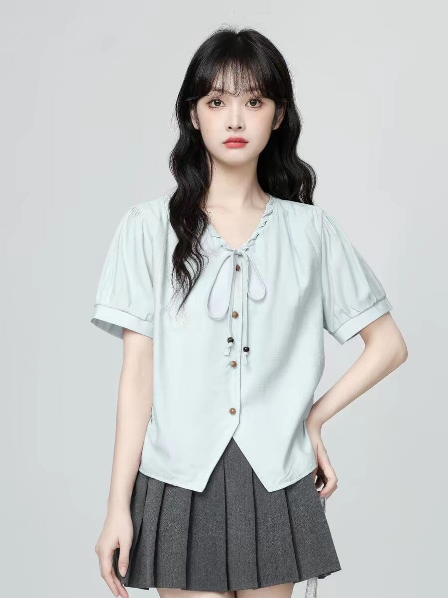 프랑스식 하늘색 V넥 반팔 여성 셔츠 2026 여름 새로운 나비 넥타이 거품 소매 셔츠 맨위 이미지 2
