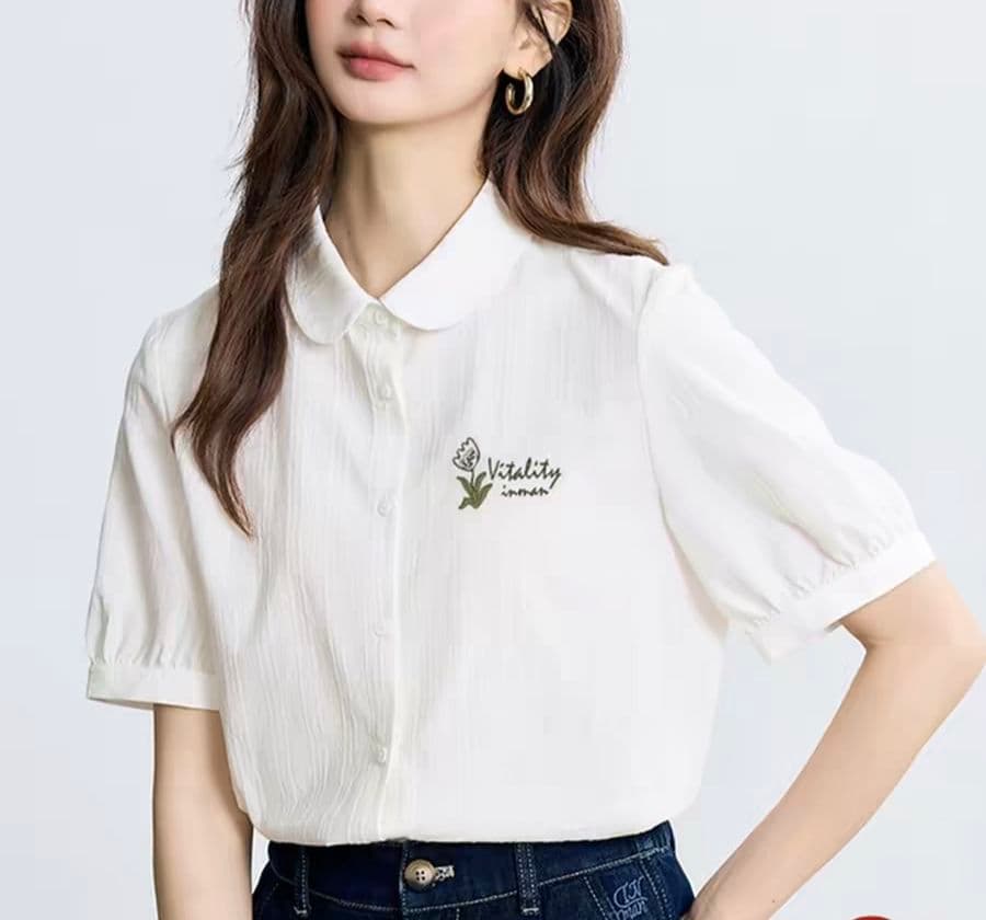 있음 선적 2026 여름 여성 의류 새로운 편안함 캐주얼 품격 미니멀리즘 단색 자수 반팔 셔츠 이미지 4