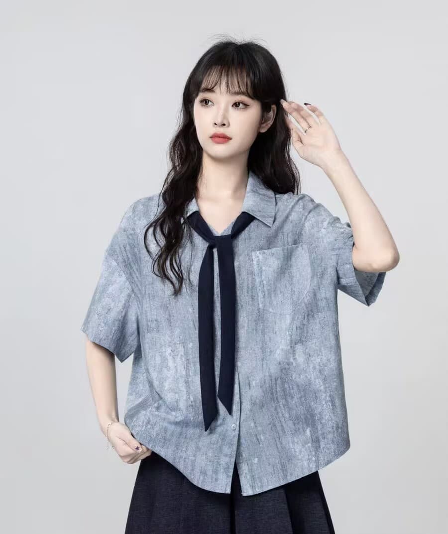 파란색 홀치기 염색 레이스업 반팔 여성 셔츠 여름 2026 여름 새로운 디자인 센스 루즈핏 POLO 칼라 셔츠 맨위 상세 이미지 2