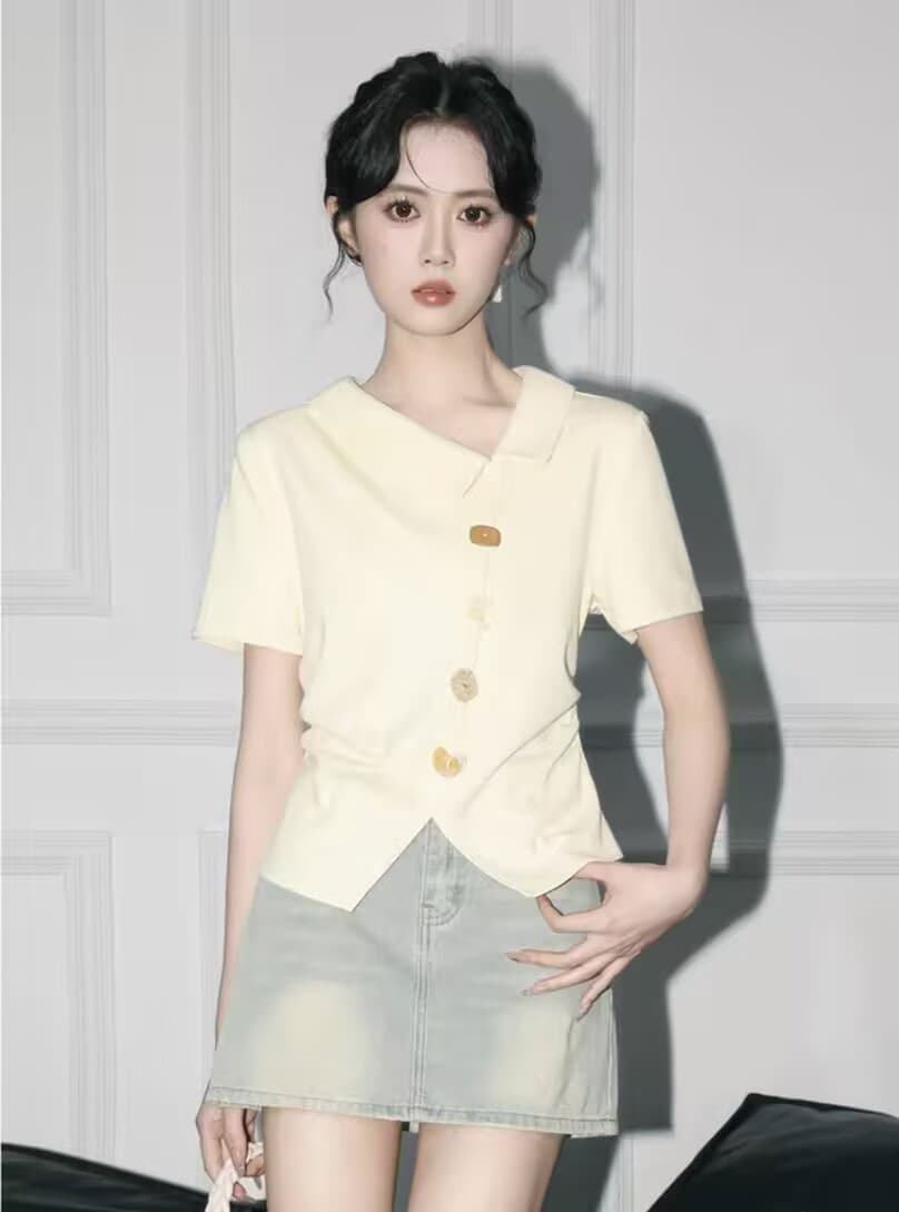 살구 색상 불규칙 반팔 티셔츠 여성 여름 2026 여름 새로운 디자인 센스 꼬집기 허리 동정 긍정적 인 어깨 쇼트 스타일 맨위