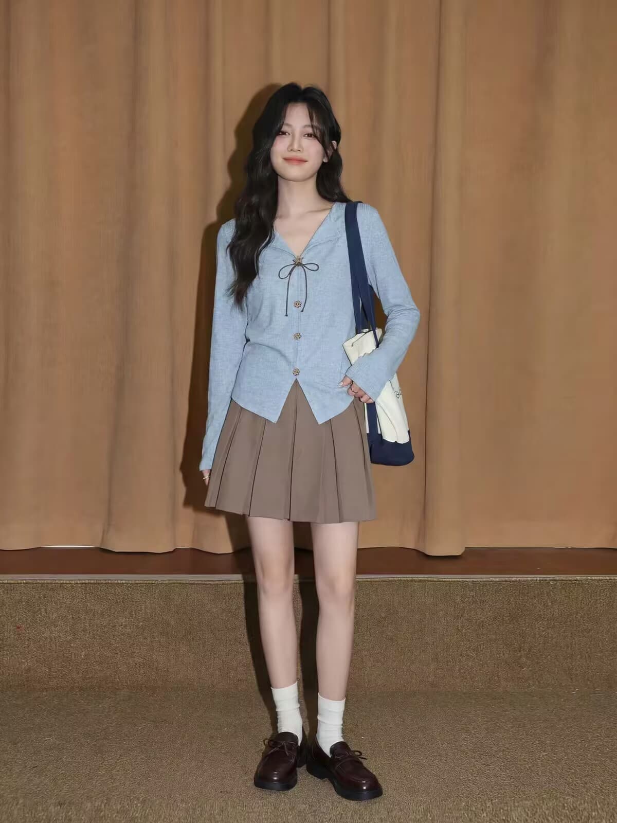 파란색 V넥 긍정적 인 어깨 긴팔 티셔츠 여성 봄 가을 2026 새로운 슬림해 보이는 인사이드 가져 가라. 기본 셔츠 불규칙 허리 수축 맨위 상세 이미지 2