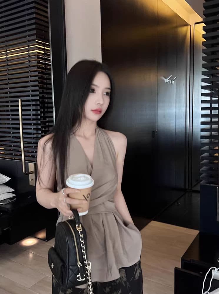 작은 샤넬 스타일 V넥 스트랩 허리 수축 조끼 여성 셔츠 여름 품격 행침 목 작은 셔츠 백리스 슬림해 보이는 민소매 맨위 이미지 4