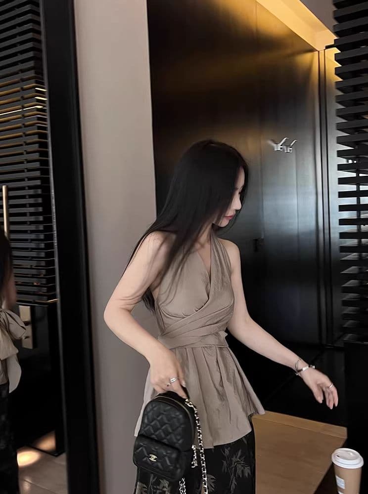 작은 샤넬 스타일 V넥 스트랩 허리 수축 조끼 여성 셔츠 여름 품격 행침 목 작은 셔츠 백리스 슬림해 보이는 민소매 맨위 상세 이미지 3