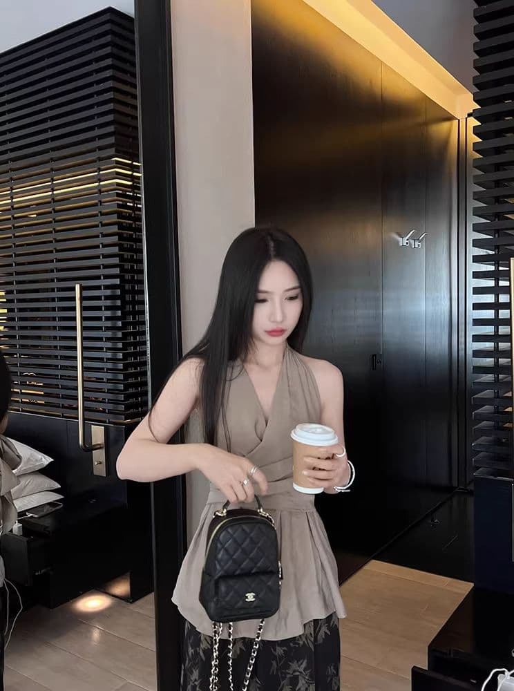 작은 샤넬 스타일 V넥 스트랩 허리 수축 조끼 여성 셔츠 여름 품격 행침 목 작은 셔츠 백리스 슬림해 보이는 민소매 맨위 상세 이미지 15