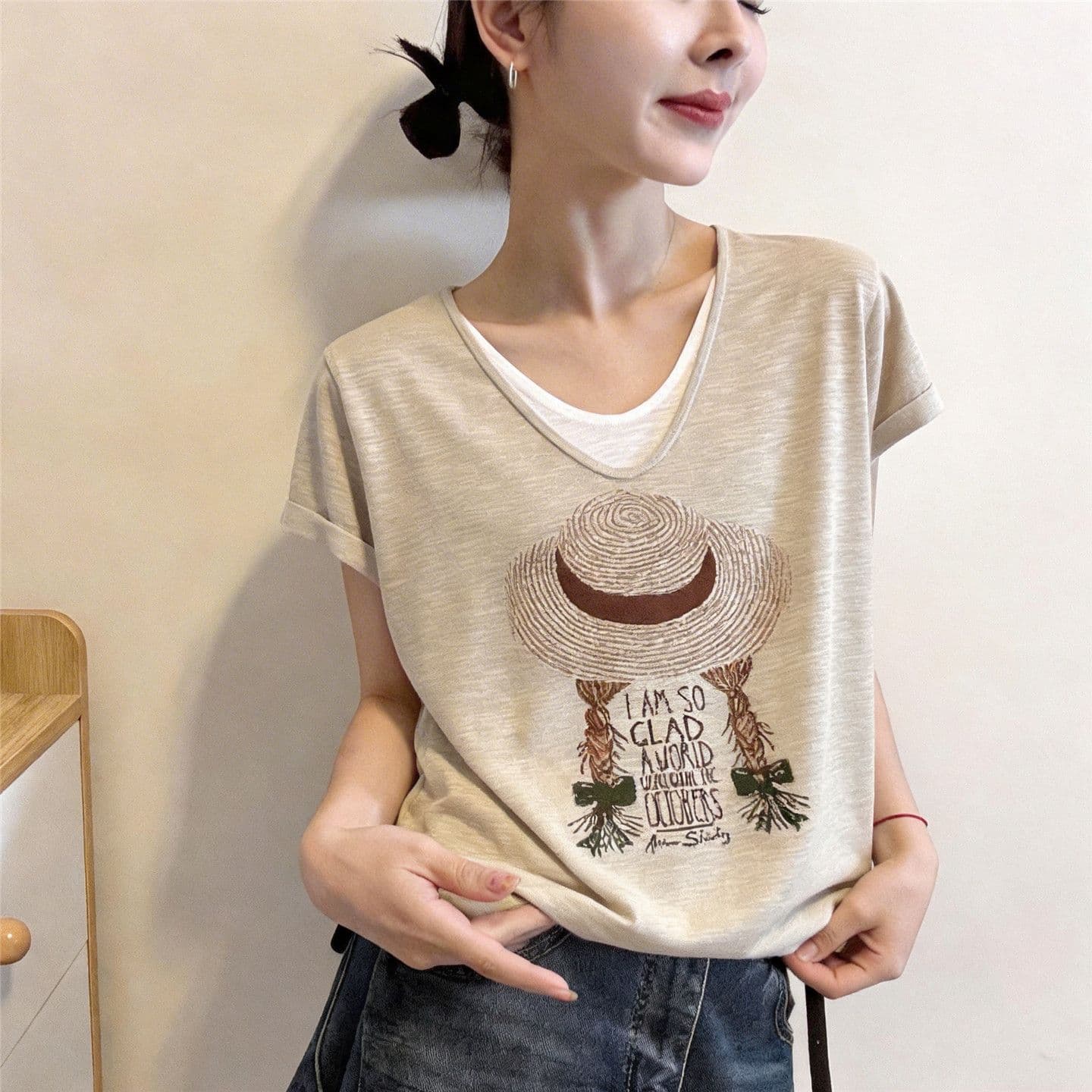 여름 캐주얼 바람 밀짚모자 자카드 페이크 레이어드 V넥 반팔 티셔츠 여성 2026 년 새로운 얇은 스타일 고급 센스 맨위