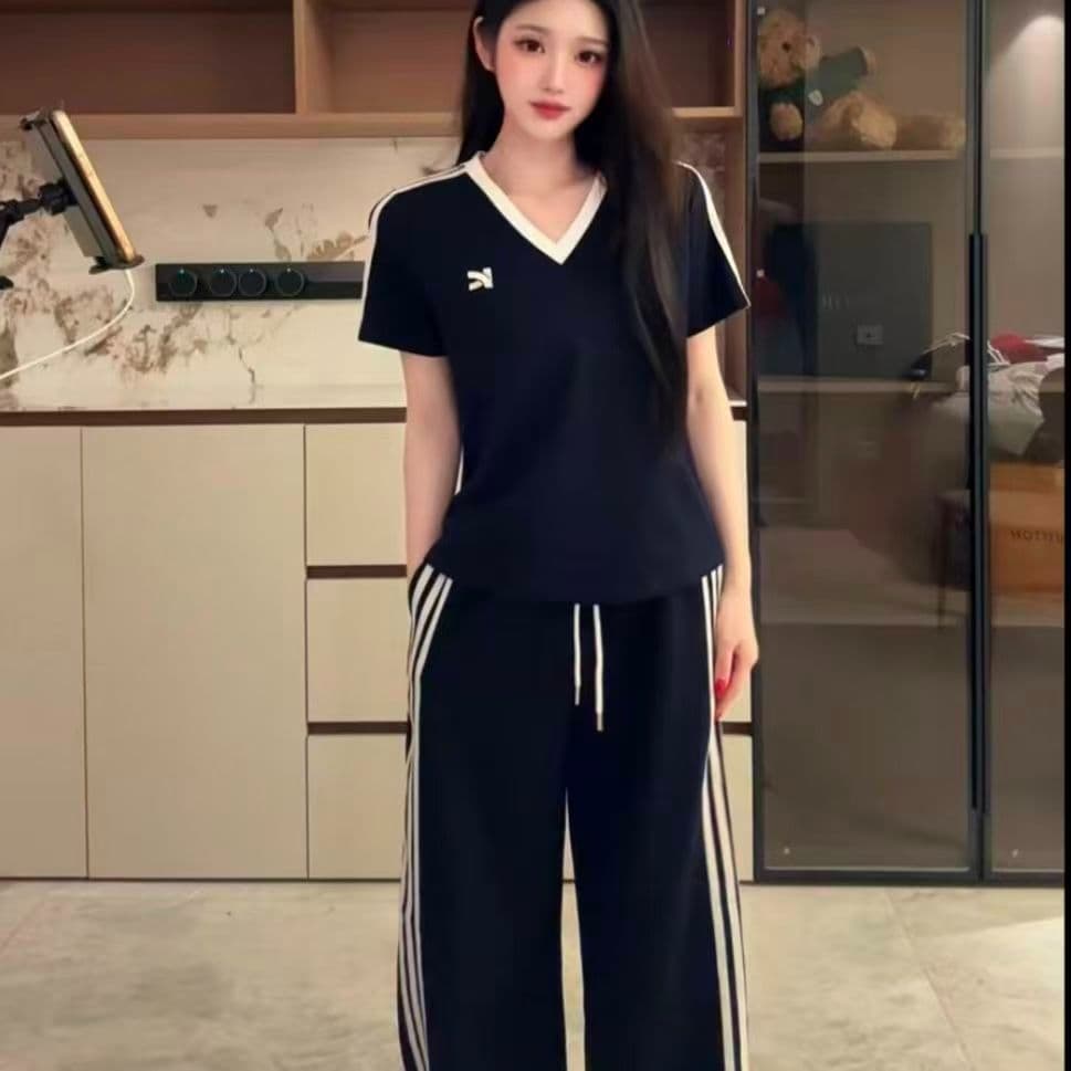 캐주얼 2026 여름 새로운 V넥 세트 클래식 섹션 외국 가스 패션 반팔 티셔츠 루즈핏 와이드 레그 팬츠 투피스 세트 상세 이미지 3