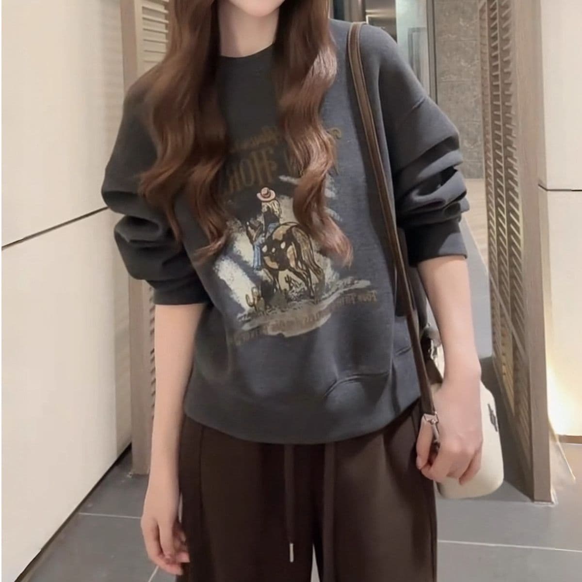 한 부서 패션 레트로 알파벳 프린트 라운드 넥 후드티 여성 가을 겨울 작은 키 다용도 슬림해 보이는 긴팔 없음 모자 의류 이미지 4