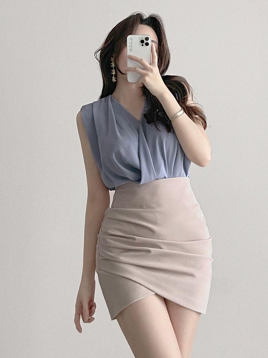 한국 동대문 새로운 품격 패션 미니멀리즘 V넥 단색 주름 민소매 루즈핏 편안함 셔츠 티셔츠 여성 상세 이미지 2