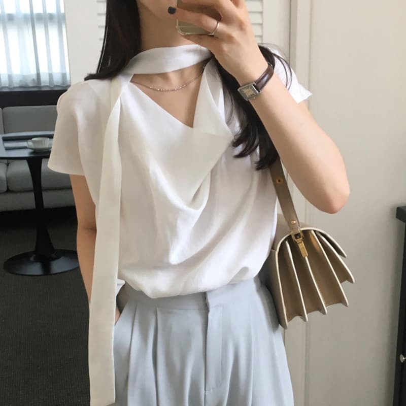 한국 동대문 새로운 품격 다용도 리본 스카프 칼라 얇은 스타일 마이크로 ~을 통해 민소매 흔들다 칼라 새틴 티셔츠 여성 이미지 4