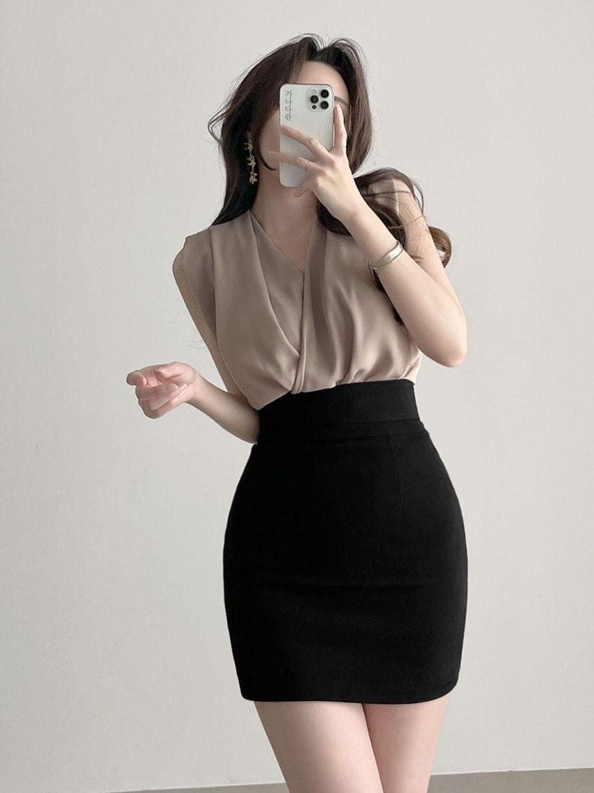 한국 동대문 새로운 품격 패션 미니멀리즘 V넥 단색 주름 민소매 루즈핏 편안함 셔츠 티셔츠 여성 상세 이미지 6