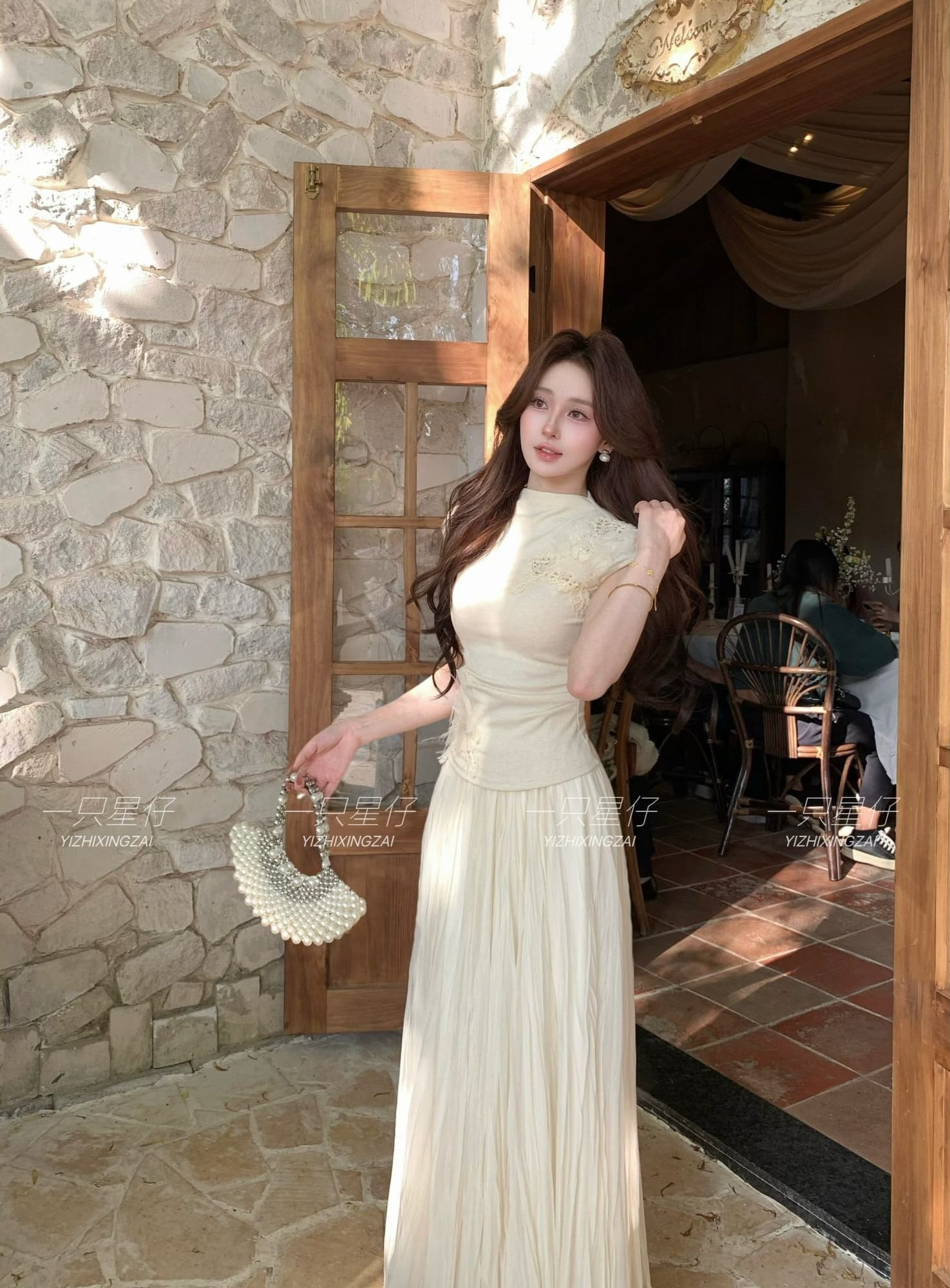 새로운 프랑스식 고급 센스 홀로우 아웃 3 차원 꽃 슬림해 보이는 맨위 가져 가라. 플리츠 반신 치마 세트 이미지 3