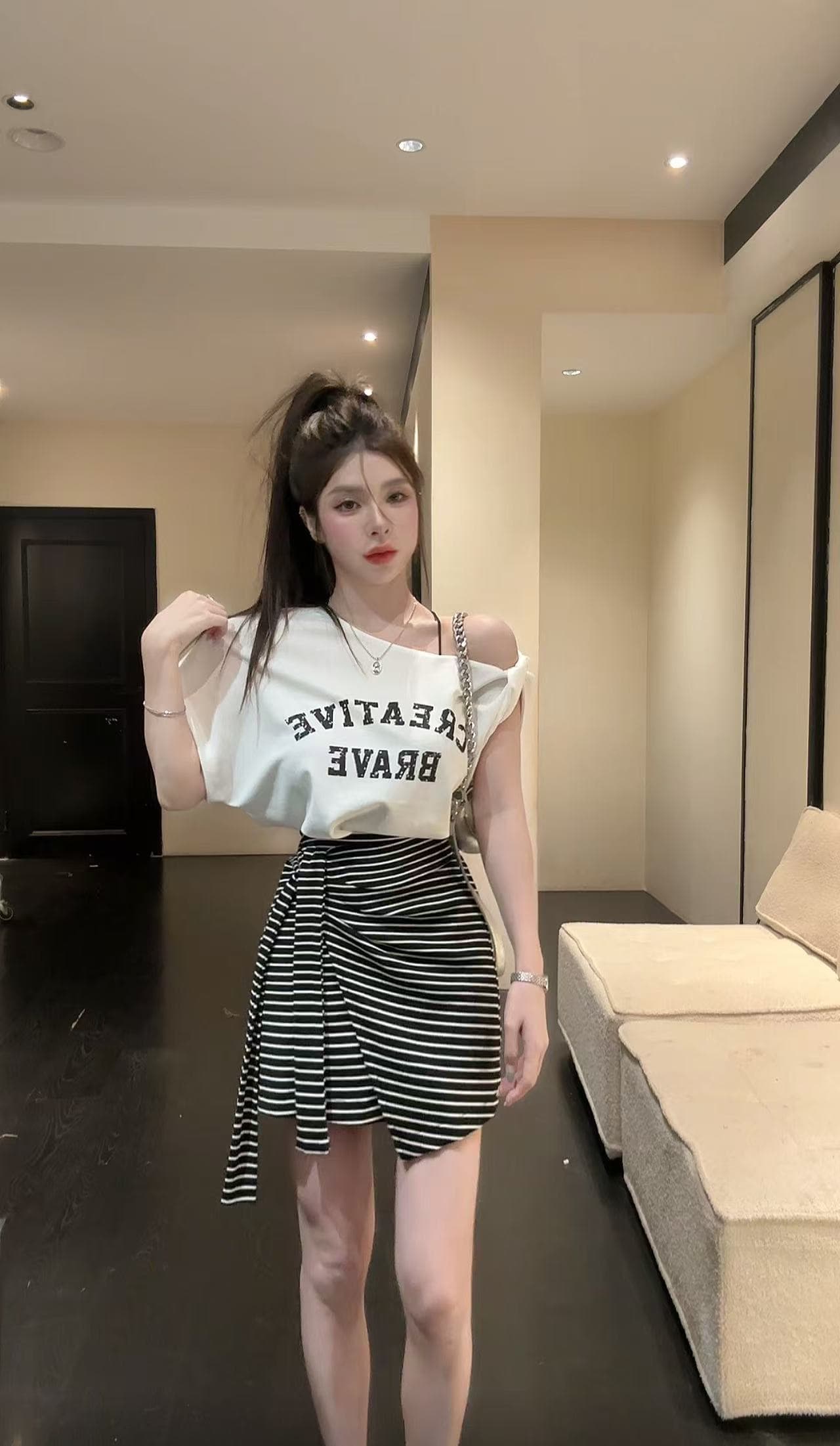 huihui 비스듬한 칼라 오프숄더 반팔 티셔츠 여성 여름 새로운 알파벳 프린트 스트라이프 반신 미니 스커트 이미지 2