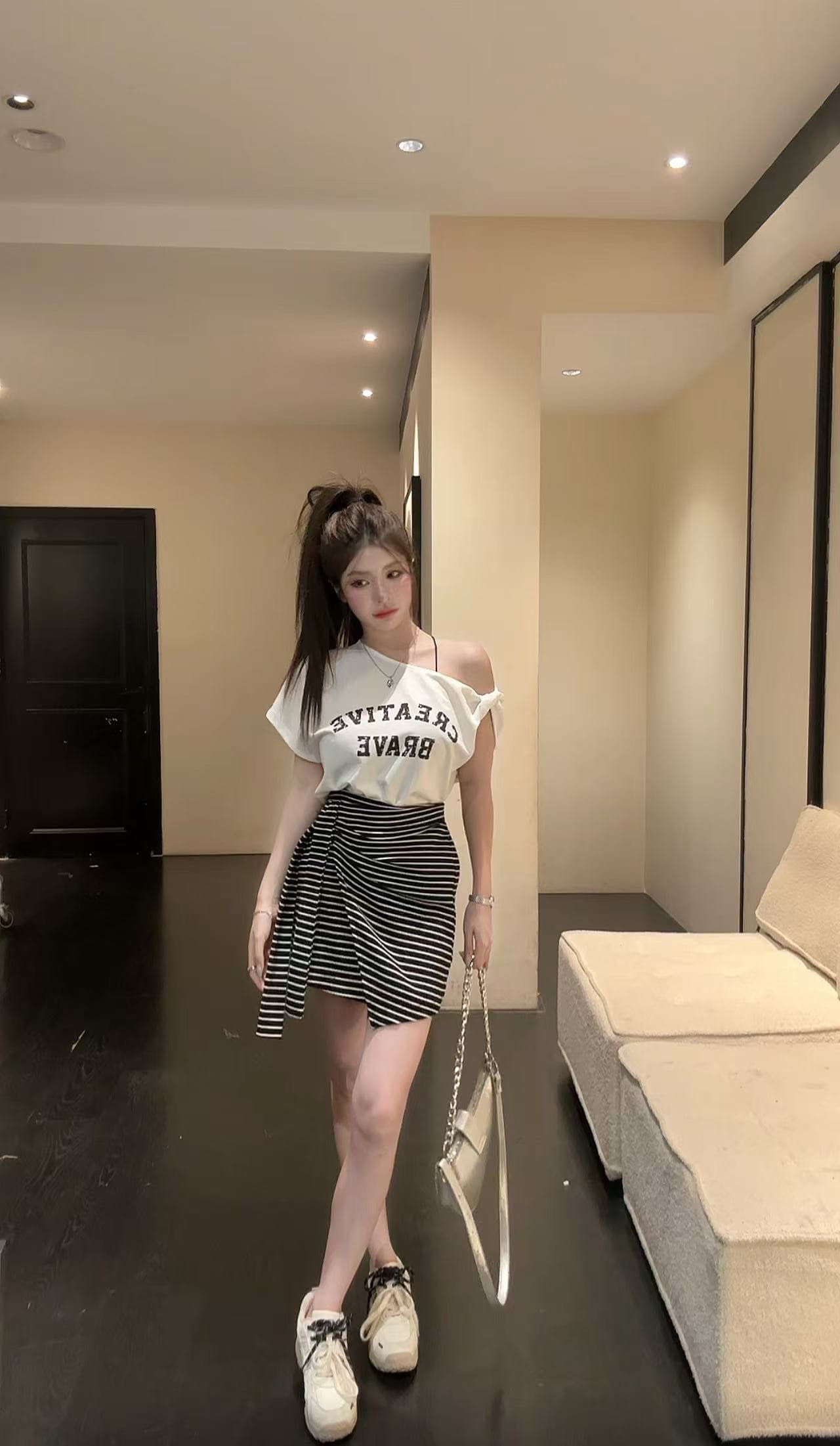 huihui 비스듬한 칼라 오프숄더 반팔 티셔츠 여성 여름 새로운 알파벳 프린트 스트라이프 반신 미니 스커트