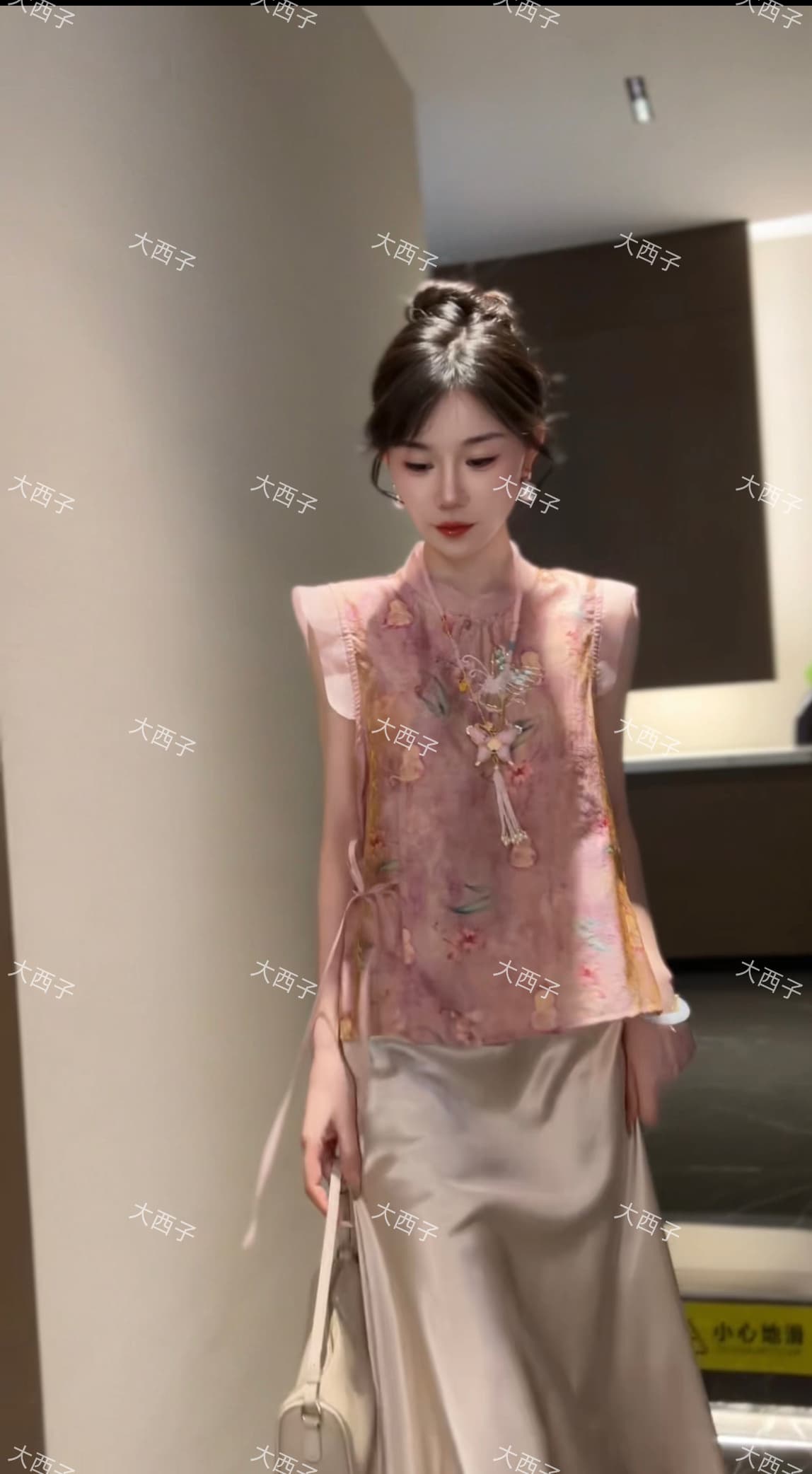 대 시지 독점적 인 새로운 중식 국풍 고급 디자인 만지기 실크 비즈 박기 슬림해 보이는 몸매 가꾸기 베스트 맨위 하프 이미지 4