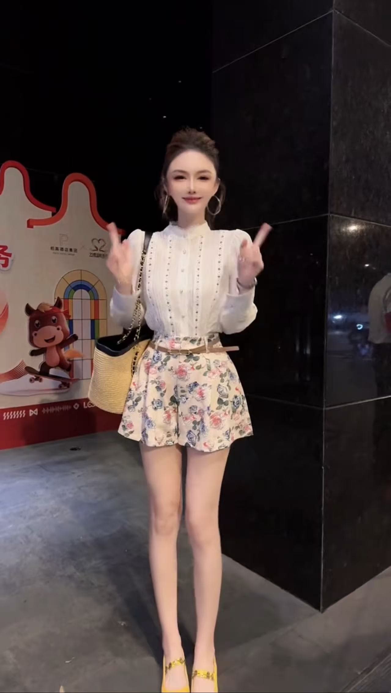 프랑스식 디자인 센스 자수 품격 화이트 여성 셔츠 여름 무거운 작업 꽃무늬 하이웨이스트 슬림해 보이는 반바지 연령 감소 세트 상세 이미지 4