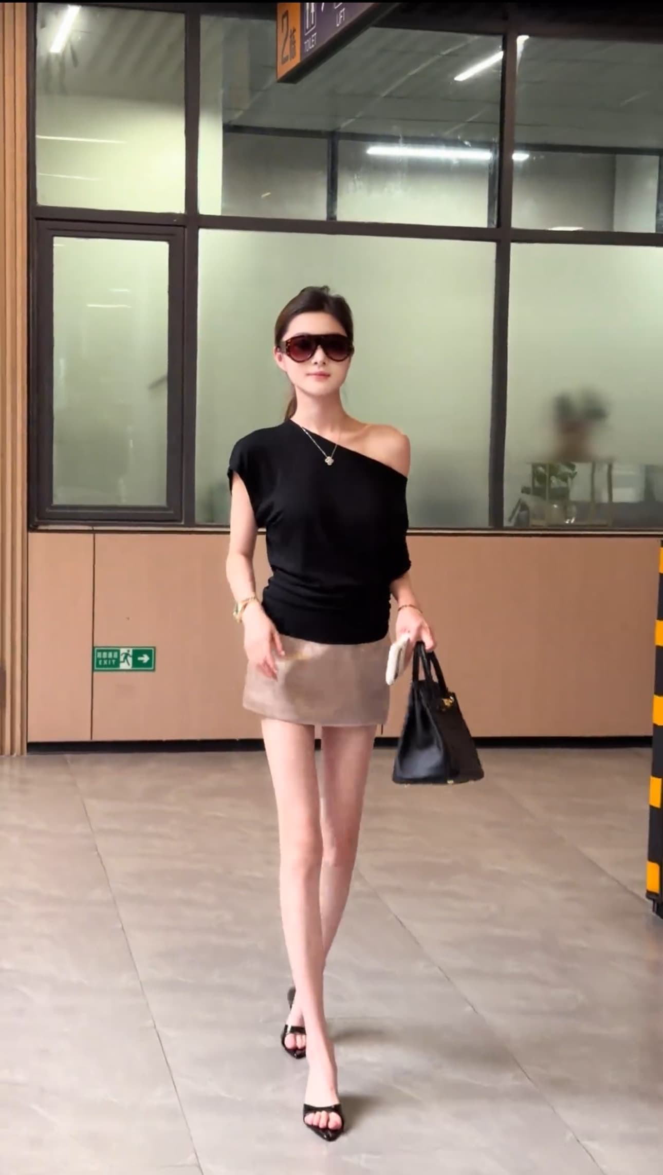 검정색 허리 수축 비스듬한 어깨 반팔 티셔츠 여성 주름 디자인 센스 몸매 가꾸기 다용도 한 부서 핫걸 맨위 치마 세트 상세 이미지 3