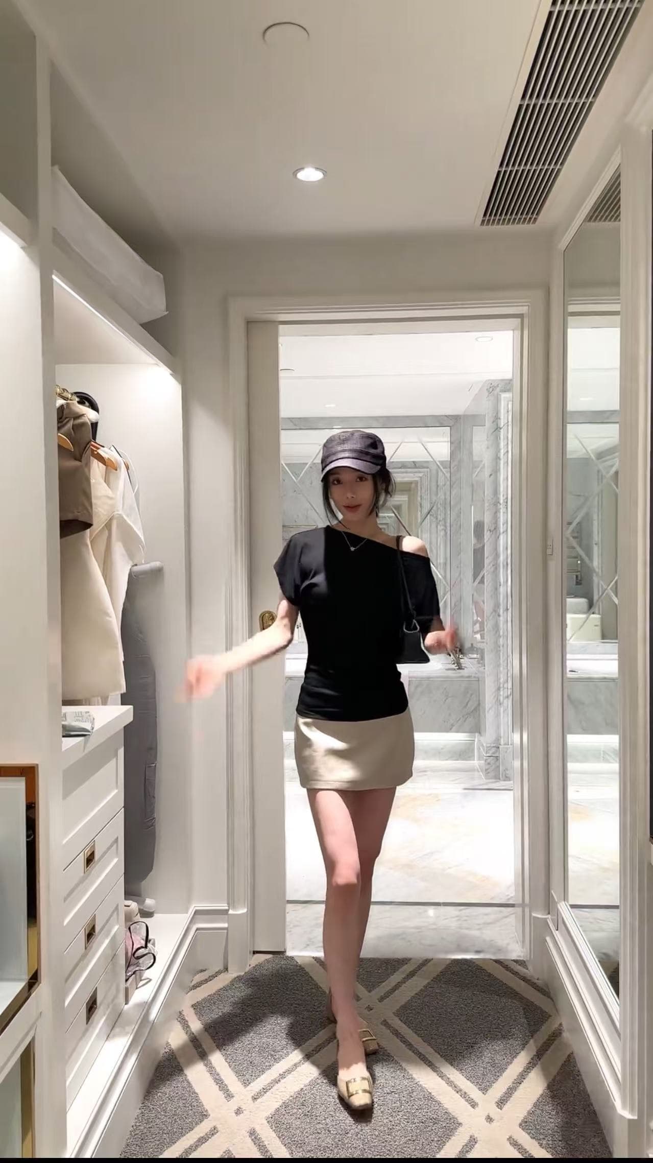 검정색 허리 수축 비스듬한 어깨 반팔 티셔츠 여성 주름 디자인 센스 몸매 가꾸기 다용도 한 부서 핫걸 맨위 치마 세트 이미지 2