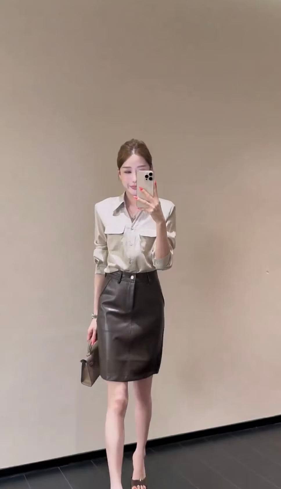 정품 2026 이른 가을 경력 두 조각 치마 여성 한 부서 레트로 폴로 칼라 슬림해 보이는 셔츠 가죽 u 반신 스커트 상세 이미지 1