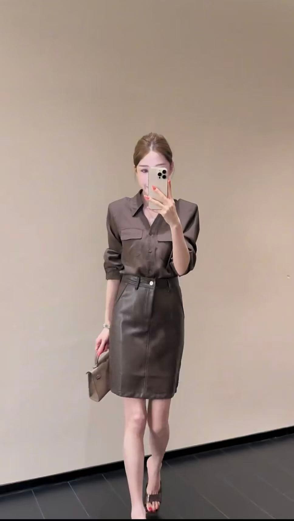 정품 2026 이른 가을 경력 두 조각 치마 여성 한 부서 레트로 폴로 칼라 슬림해 보이는 셔츠 가죽 u 반신 스커트 상세 이미지 2