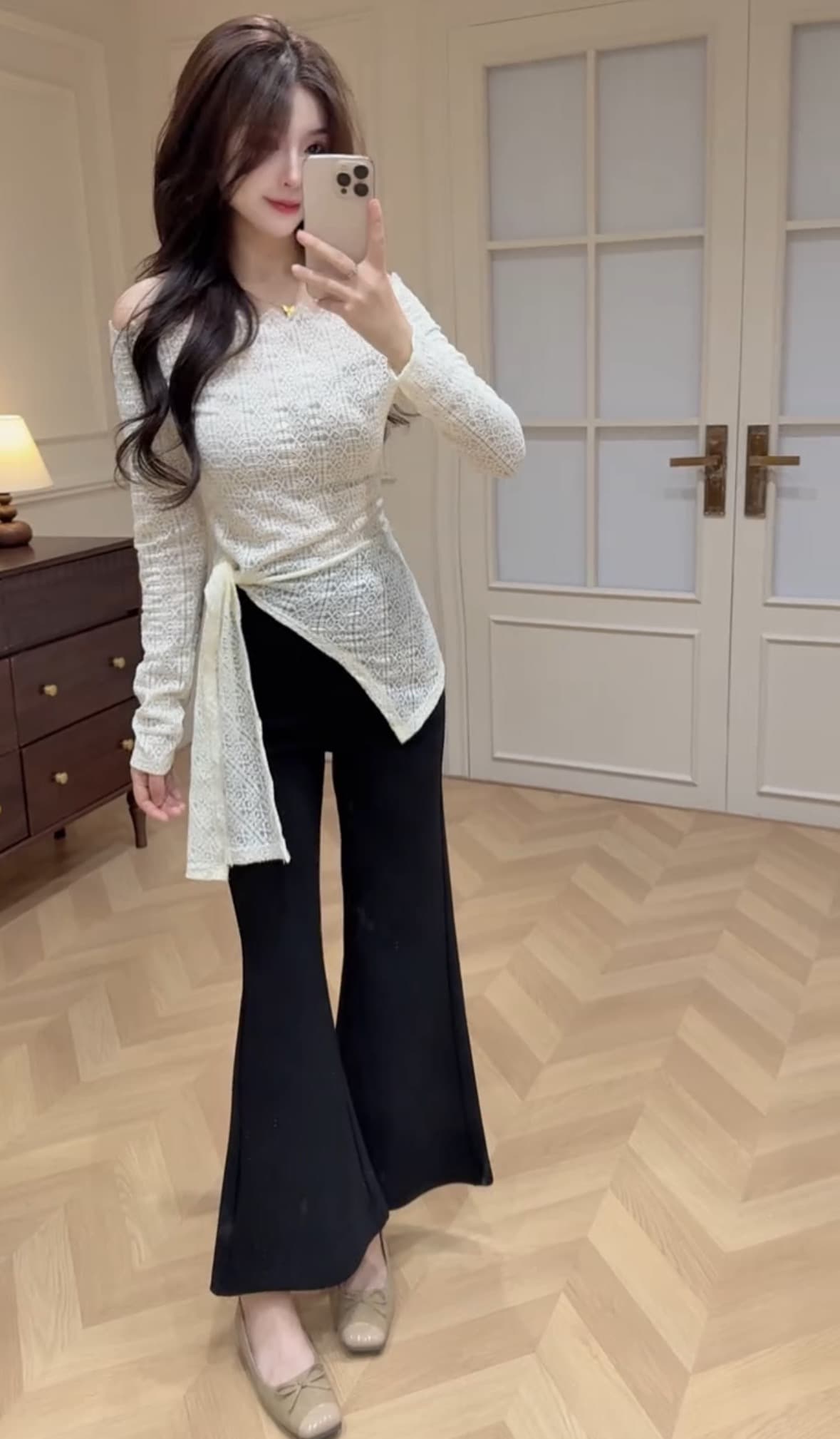 패션 트렌드 디자인 센스 홀로우 아웃 자카드 티셔츠 여성 2026 가을 새로운 오프숄더 몸매 가꾸기 슬림해 보이는 맨위 이미지 2