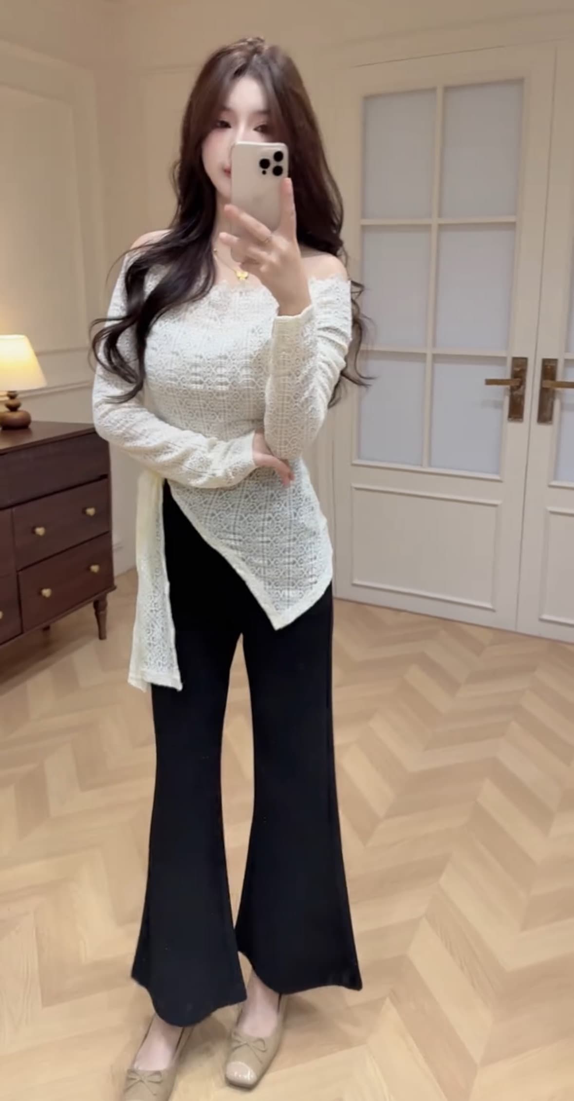 패션 트렌드 디자인 센스 홀로우 아웃 자카드 티셔츠 여성 2026 가을 새로운 오프숄더 몸매 가꾸기 슬림해 보이는 맨위 이미지 4