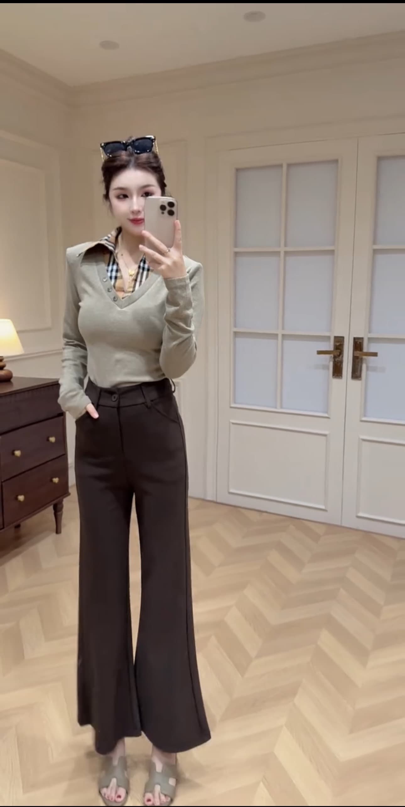 2026 이른 가을 새로운 한국 스타일 페이크 레이어드 긴팔 티셔츠 여성 스트라이프 패치워크 페이크 레이어드 쇼트 스타일 맨위 상세 이미지 3