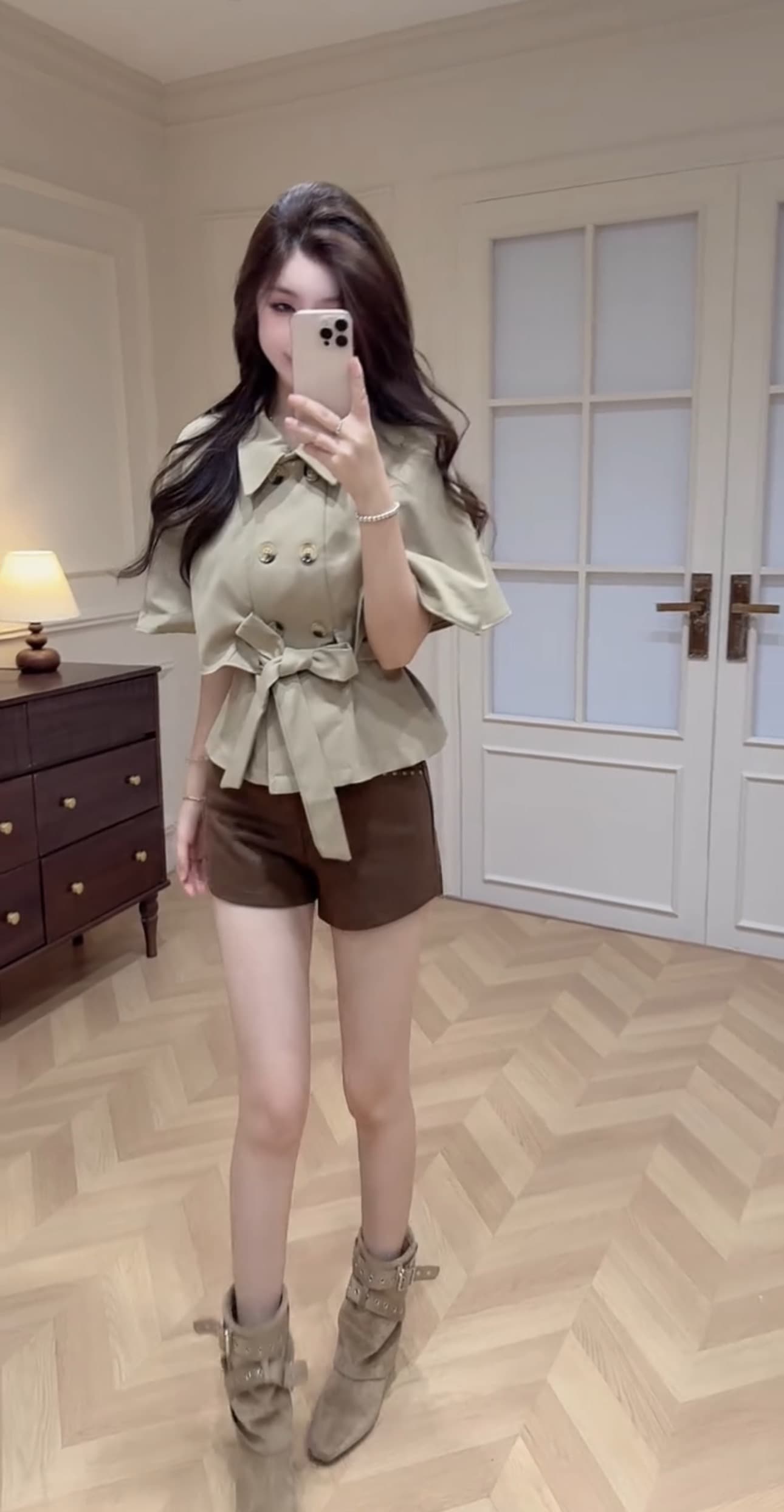 프랑스식 레트로 폴로 칼라 이중 버튼 레이스업 맨위 가을 카키 색 셔츠 착용 가져 가라. 반바지 상세 이미지 2