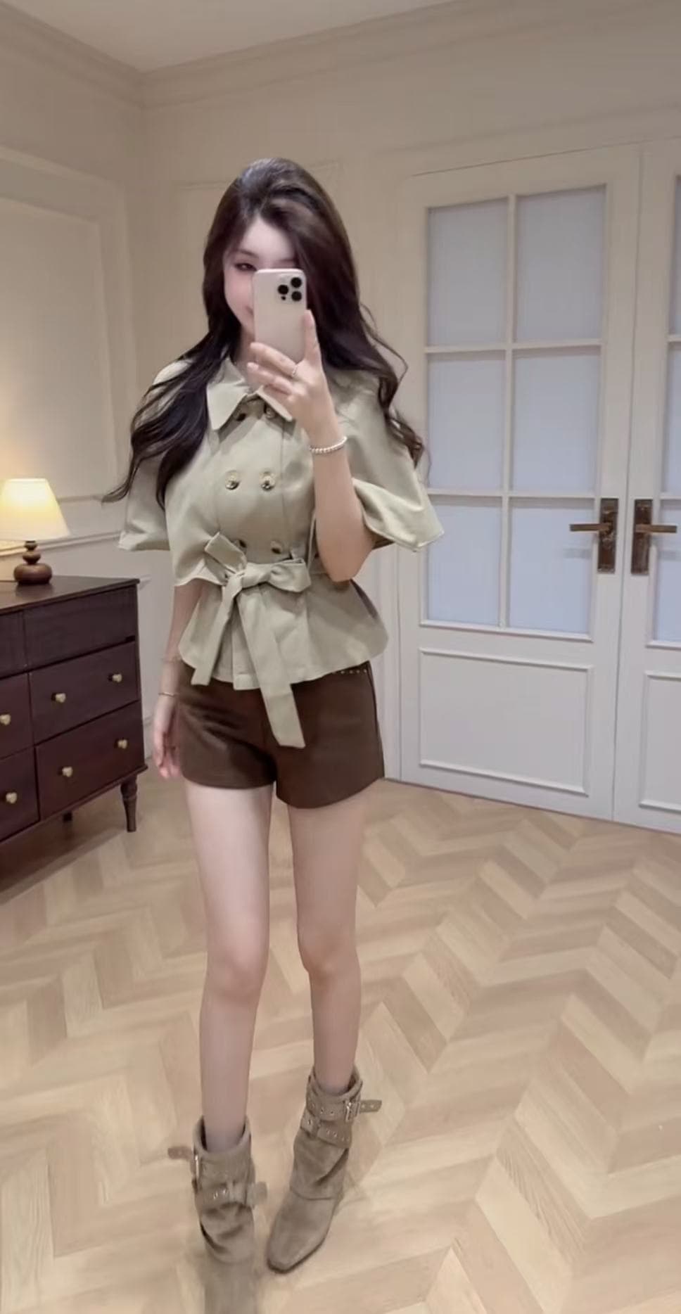 프랑스식 레트로 폴로 칼라 이중 버튼 레이스업 맨위 가을 카키 색 셔츠 착용 가져 가라. 반바지 상세 이미지 4