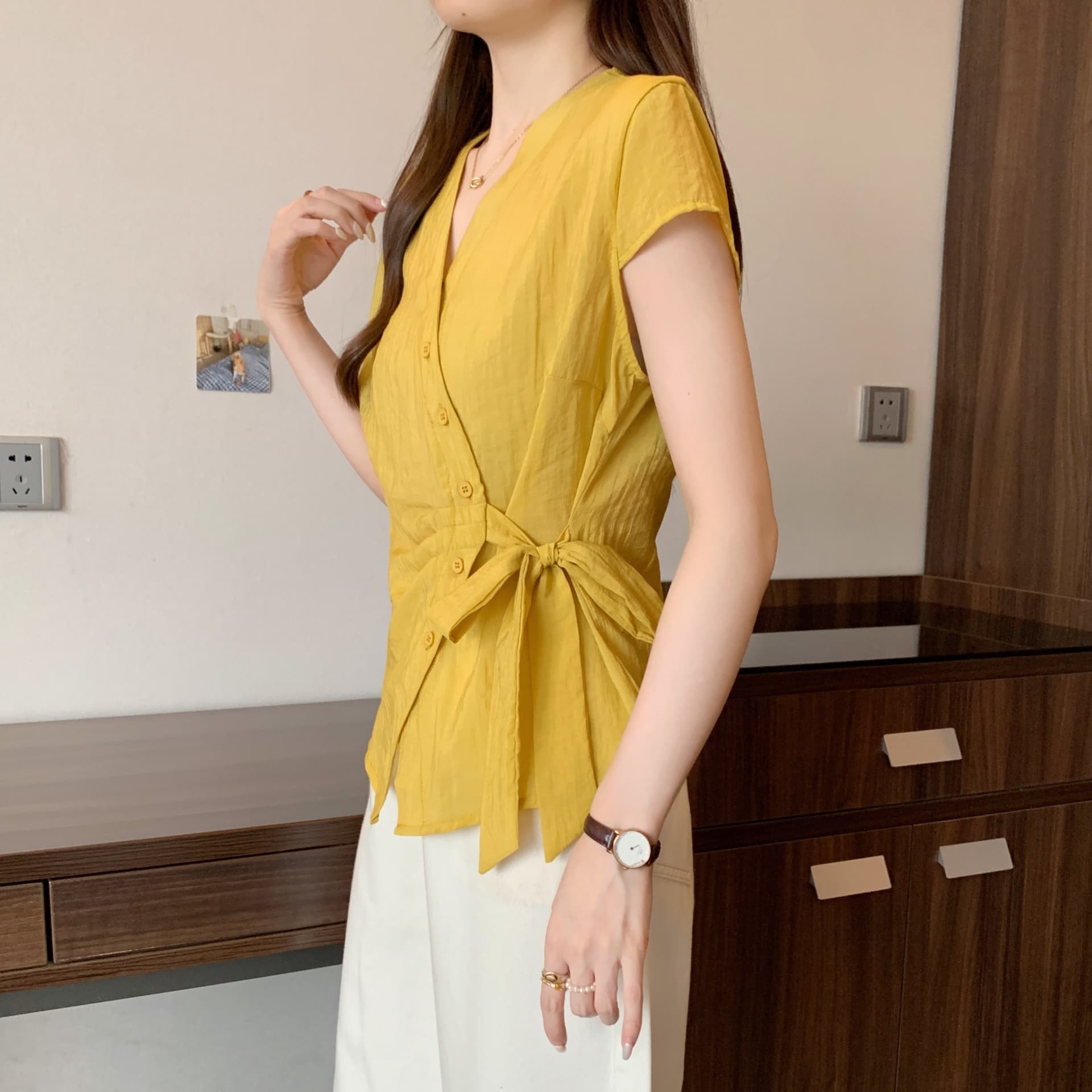 실사 통통한 여동생 빅 사이즈 여성 의류 여름 새로운 슬림해 보이는 패션 V넥 반팔 셔츠 불규칙 허리 수축 맨위 상세 이미지 8