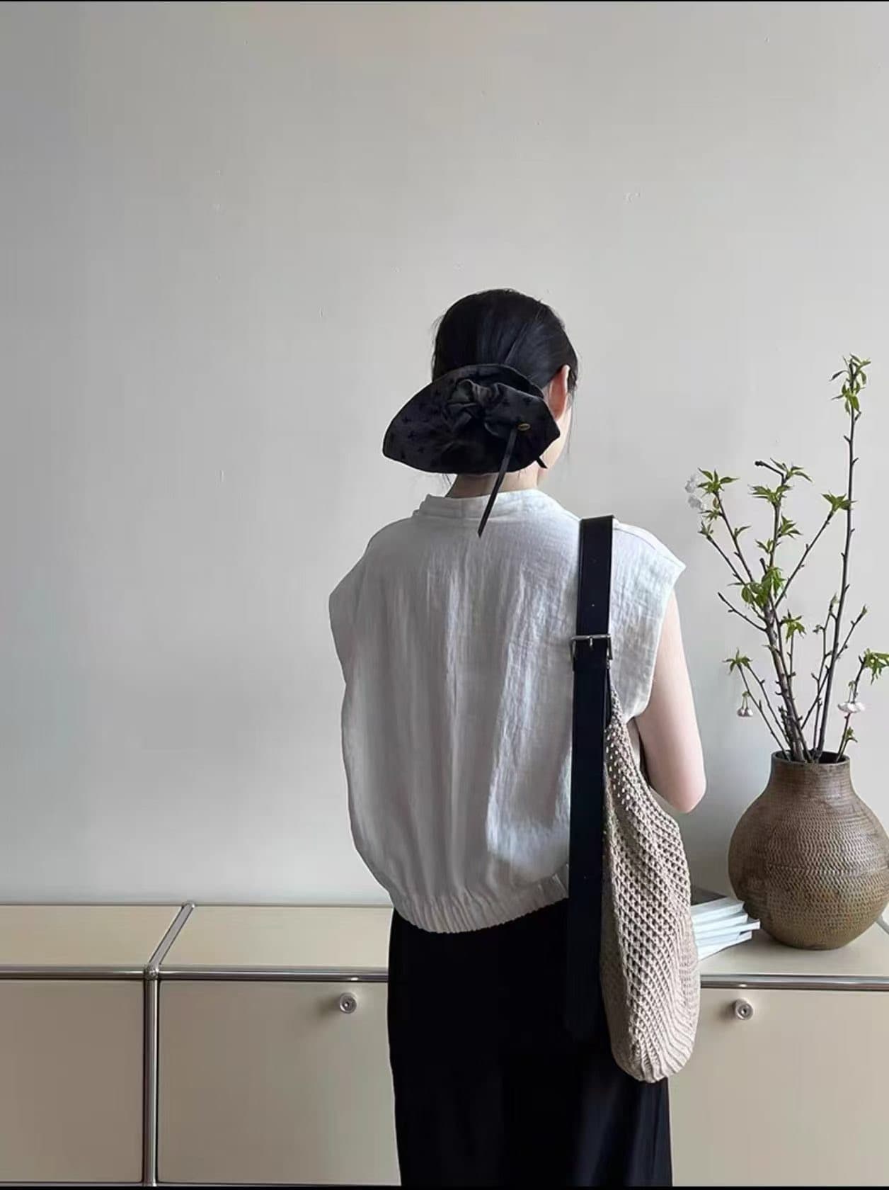 재고 있음 디자인 섹션 V넥 플리츠 작은 날다 소매 맨위 여성 고급 센스 어깨 민소매 셔츠 상세 이미지 9