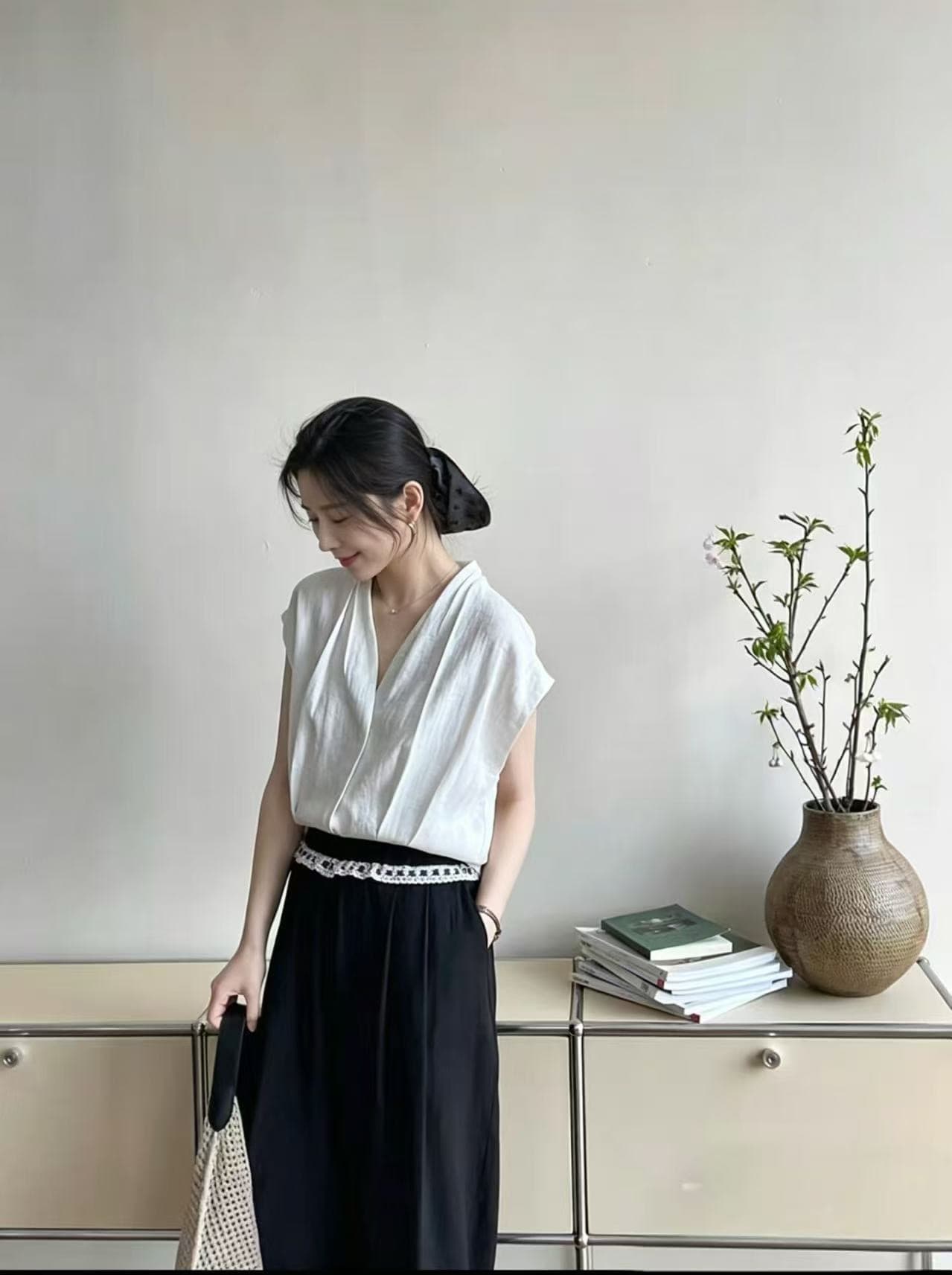 재고 있음 디자인 섹션 V넥 플리츠 작은 날다 소매 맨위 여성 고급 센스 어깨 민소매 셔츠 상세 이미지 13