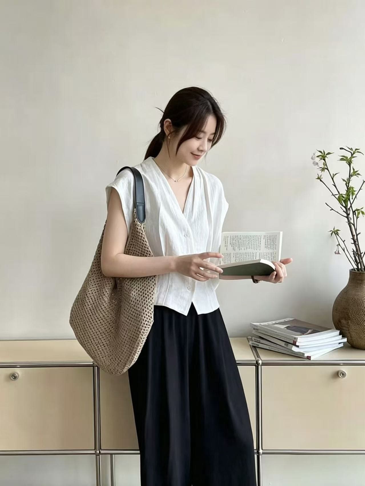 재고 있음 디자인 섹션 V넥 플리츠 작은 날다 소매 맨위 여성 고급 센스 어깨 민소매 셔츠 상세 이미지 15