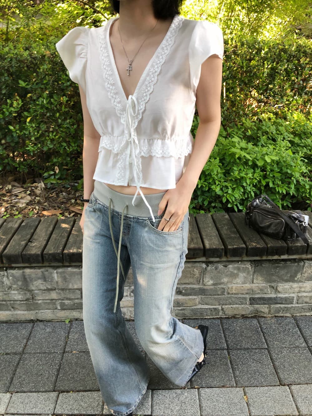 한국 스타일 프랑스식 달콤함 레이스 V넥 거품 소매 레이스업 V넥 프릴 반팔 셔츠 여성 상세 이미지 9