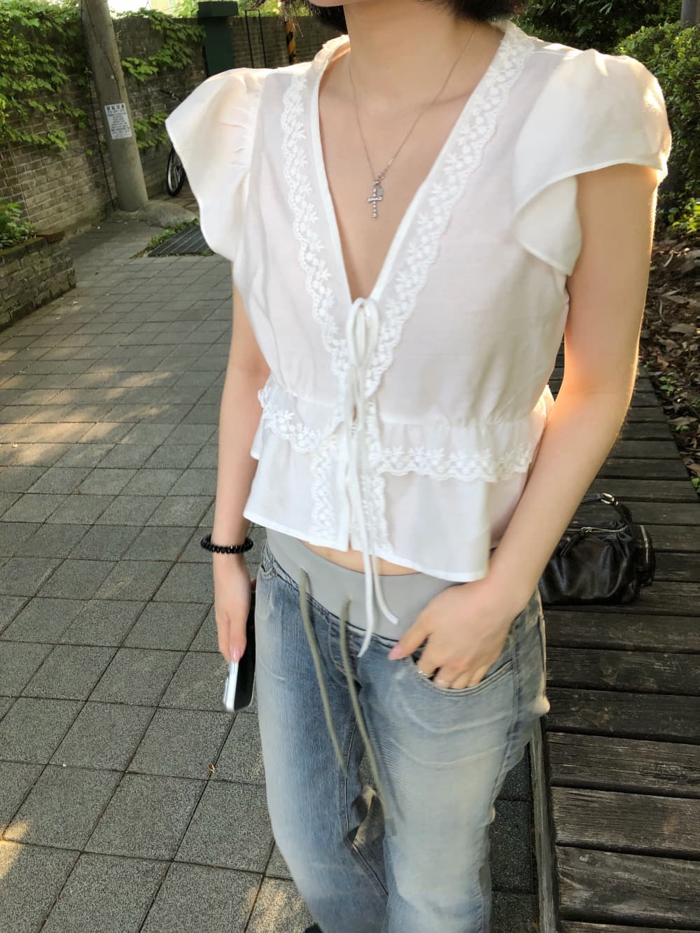 한국 스타일 프랑스식 달콤함 레이스 V넥 거품 소매 레이스업 V넥 프릴 반팔 셔츠 여성 상세 이미지 10