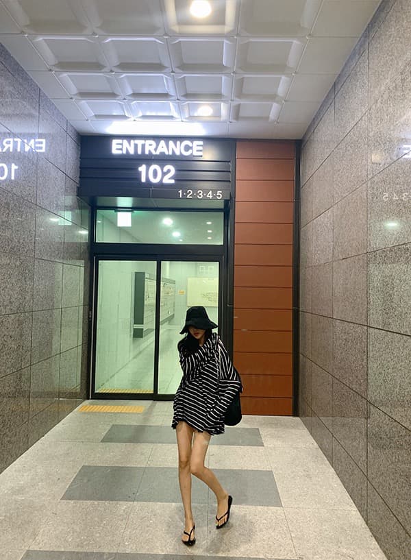 재고 있음 ins 인터넷 유명인 다용도 스트라이프 루즈핏 자외선 차단 느긋한 긴팔 티셔츠 상세 이미지 7