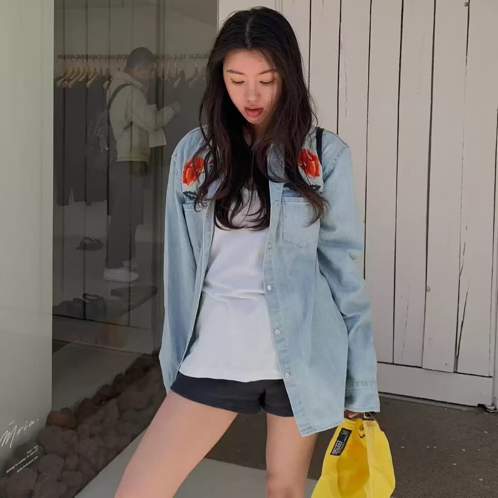 한국 스타일 새로운 긴팔 재킷 가슴 주머니 위 꽃 자수 개성 데님 셔츠 이미지 2