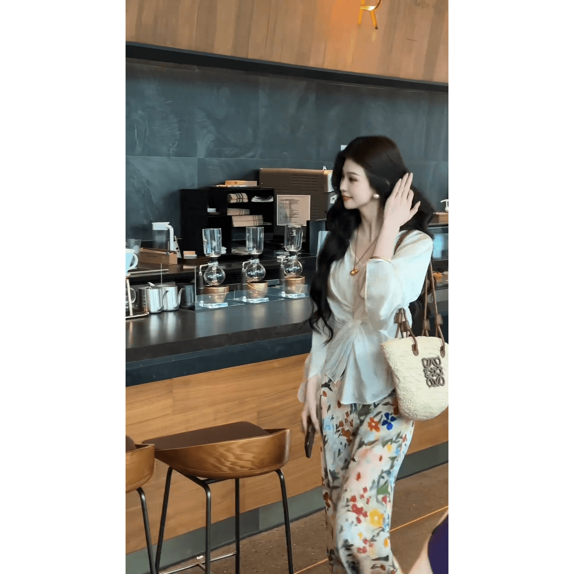 꽃이 만발한 품격 비틀림 V넥 작은 셔츠 유화 꽃무늬 반신 스커트 여름 부드러운 휴가 바람 세트 이미지 6