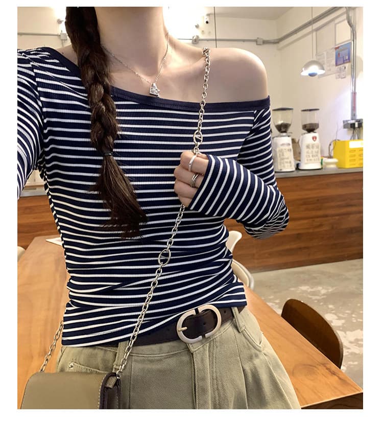 스트라이프 배색 비스듬한 칼라 오프숄더 긴팔 티셔츠 여성 봄 가을 새로운 몸매 가꾸기 기본 셔츠 인사이드 가져 가라. 쇼트 스타일 맨위