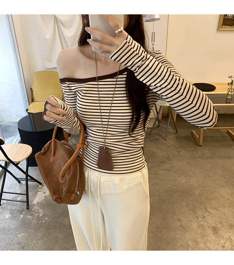 스트라이프 배색 비스듬한 칼라 오프숄더 긴팔 티셔츠 여성 봄 가을 새로운 몸매 가꾸기 기본 셔츠 인사이드 가져 가라. 쇼트 스타일 맨위 이미지 2