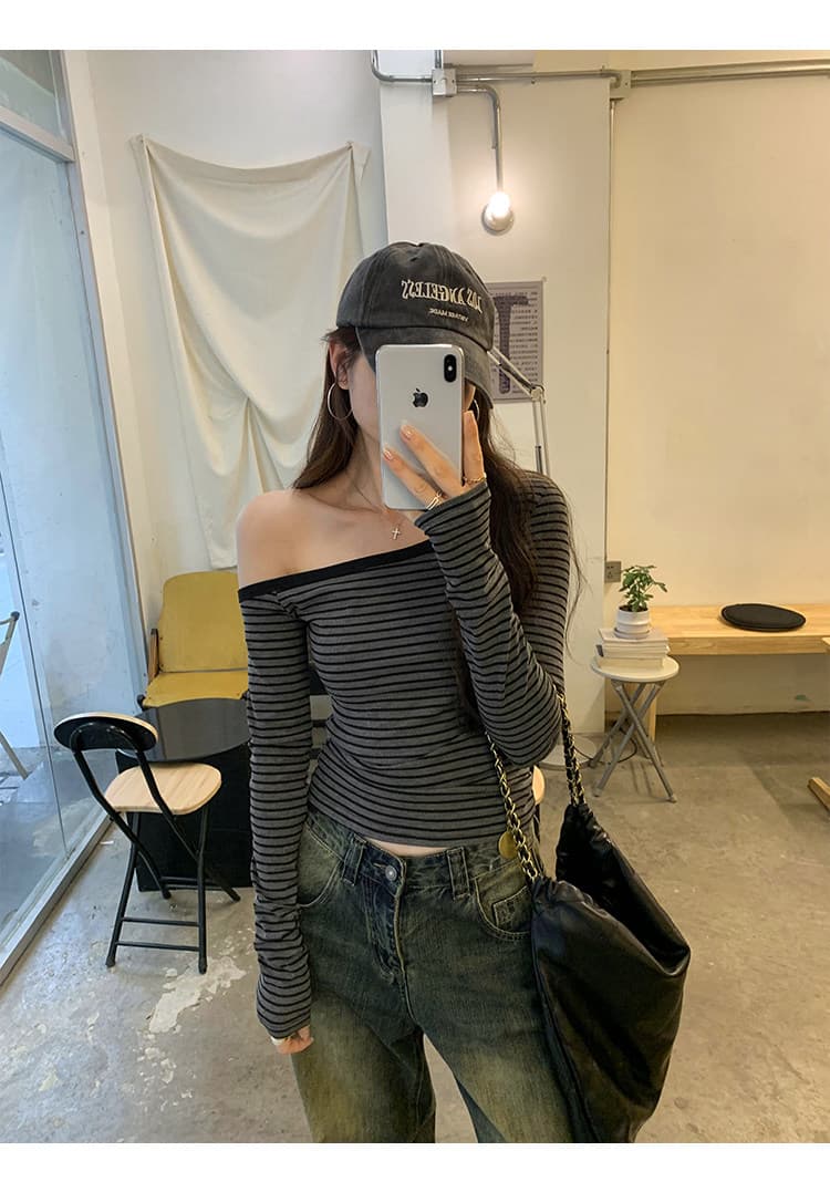 스트라이프 배색 비스듬한 칼라 오프숄더 긴팔 티셔츠 여성 봄 가을 새로운 몸매 가꾸기 기본 셔츠 인사이드 가져 가라. 쇼트 스타일 맨위 상세 이미지 3